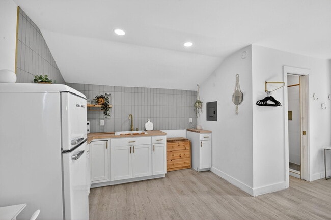 Building Photo - 306 N J St