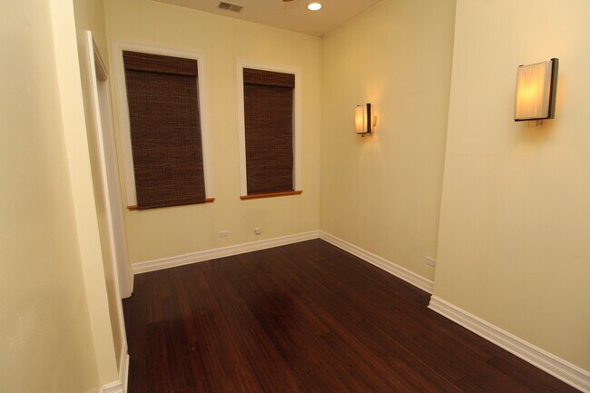 Building Photo - 1744 W Augusta Blvd