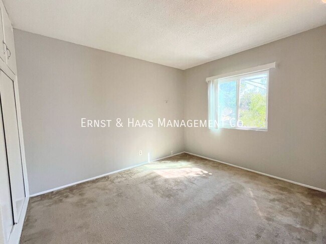 Building Photo - 2909 E 6th St