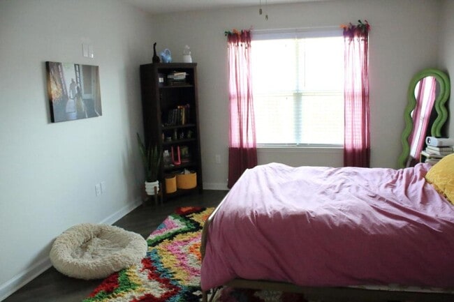 Building Photo - 500 E Marigold Dr