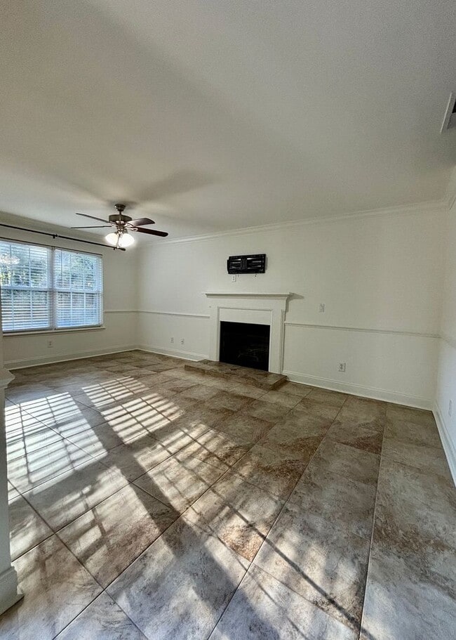Building Photo - Available 1/10. Beautiful 3BR/3 BA Townhom...