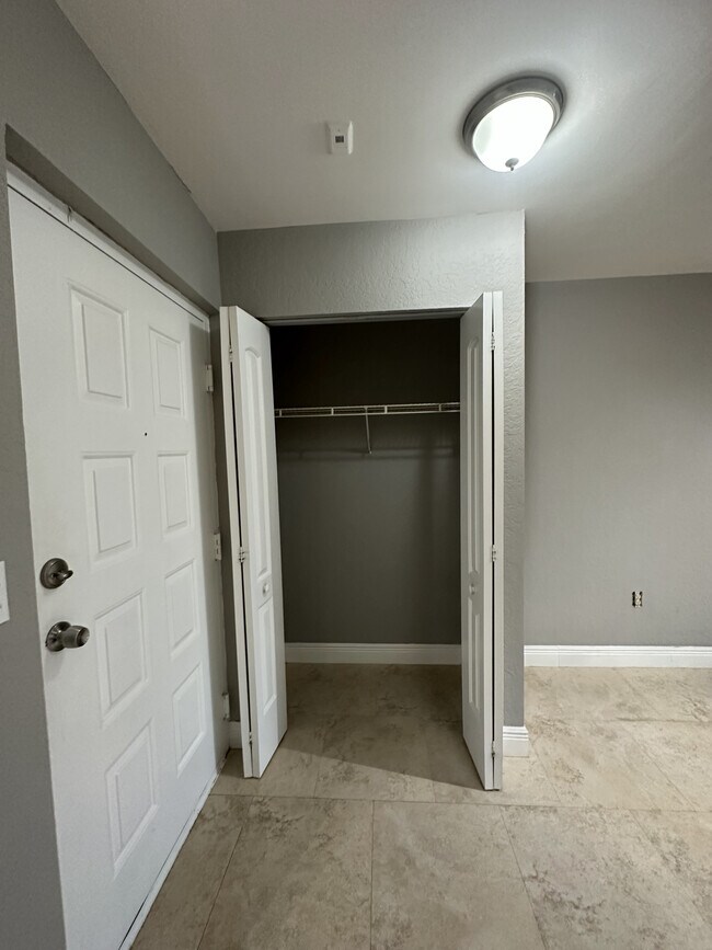 Building Photo - 2811 N Oakland Forest Dr