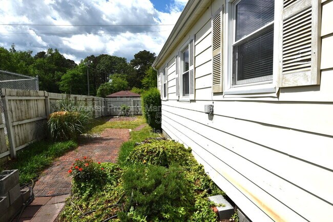 Building Photo - 213 Bassett Ave