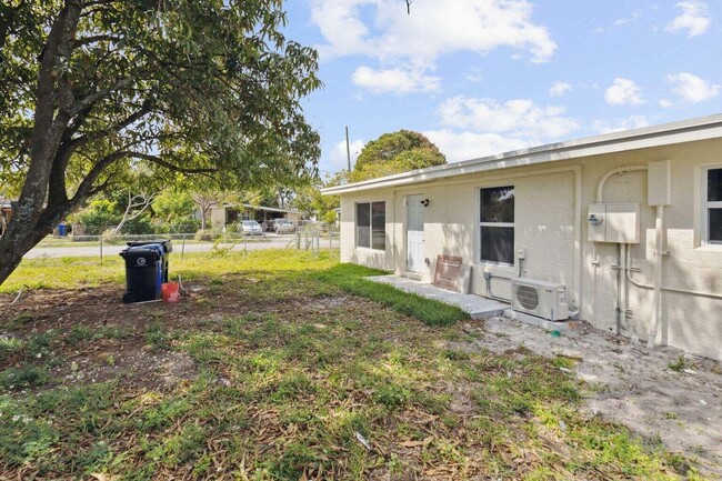 Building Photo - 1530 NW 18th Ct