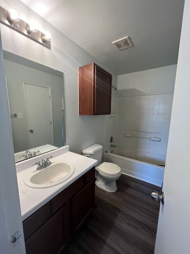 Building Photo - 3/2 in the heart of Del Valle