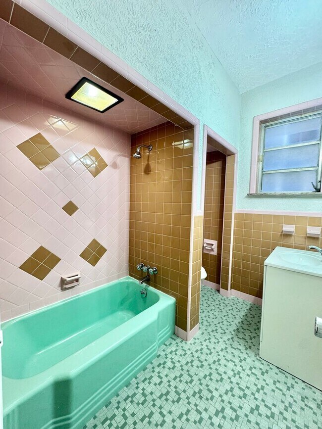 Building Photo - 5027 Walnut St