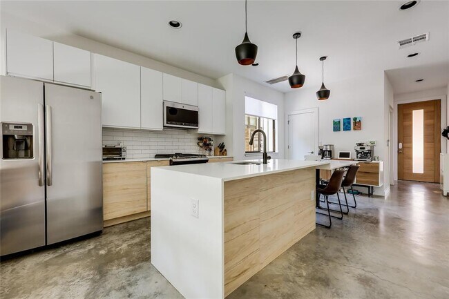 Building Photo - 2709 E 14th St