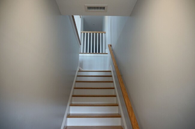 Building Photo - Central Location, In Unit Laundry, Central Heat/AC, Large Unit, Eat-in Kitchen, Parking for Rent