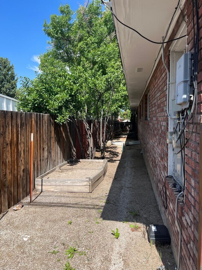 Building Photo - 2 Bedroom / 1 Bathroom Duplex in Old South...