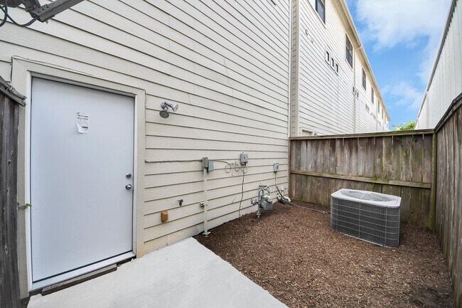 Building Photo - 8715 Meadowcroft Dr