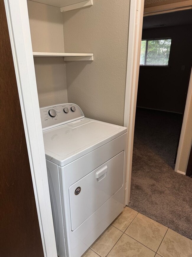 Building Photo - Beautiful 5 Bed 2 & 3/4 Bath home in Tacoma