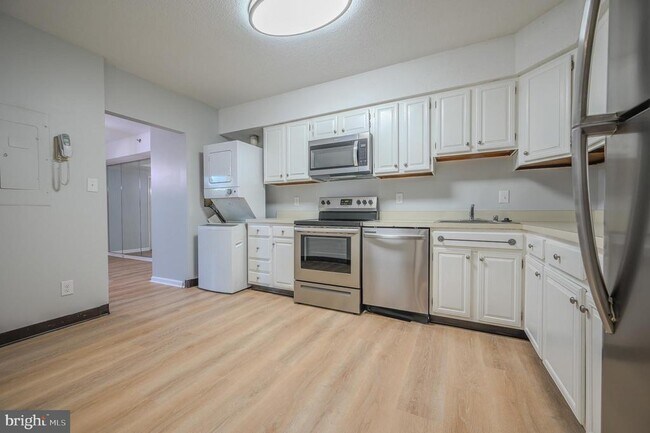 Building Photo - 3713 S George Mason Dr