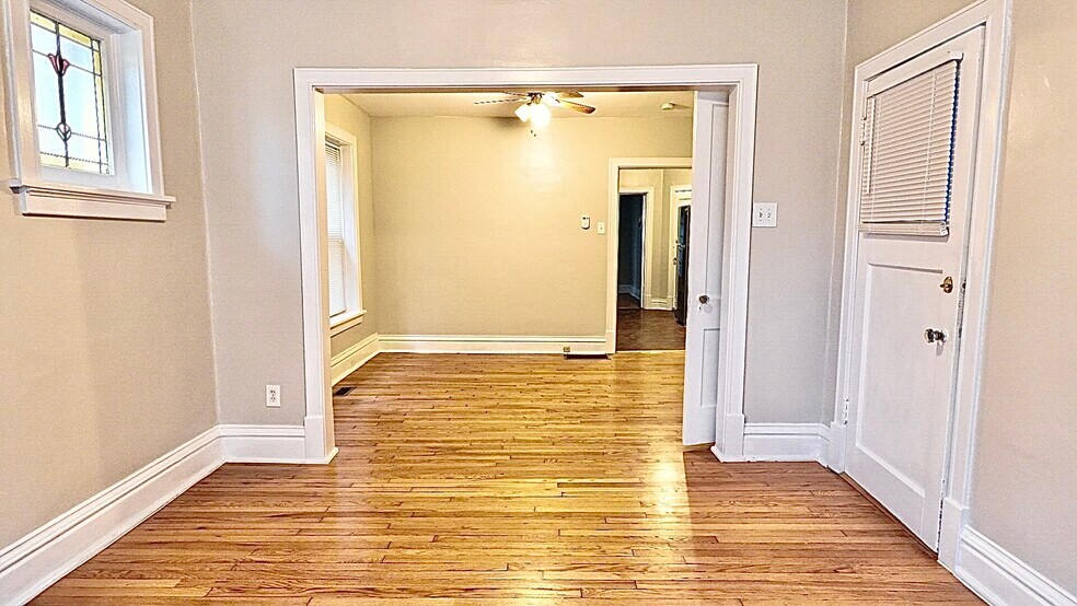 Building Photo - 4967 Lindenwood Ave