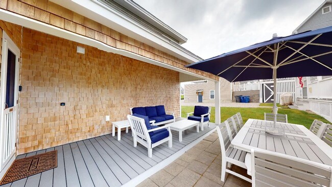 Building Photo - Winter Rental Only. Single Family Available: September 1 to April 30th - May 15th