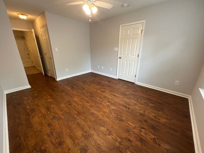 Building Photo - Charming 3 bedroom/2.5 bathroom End Unit i...