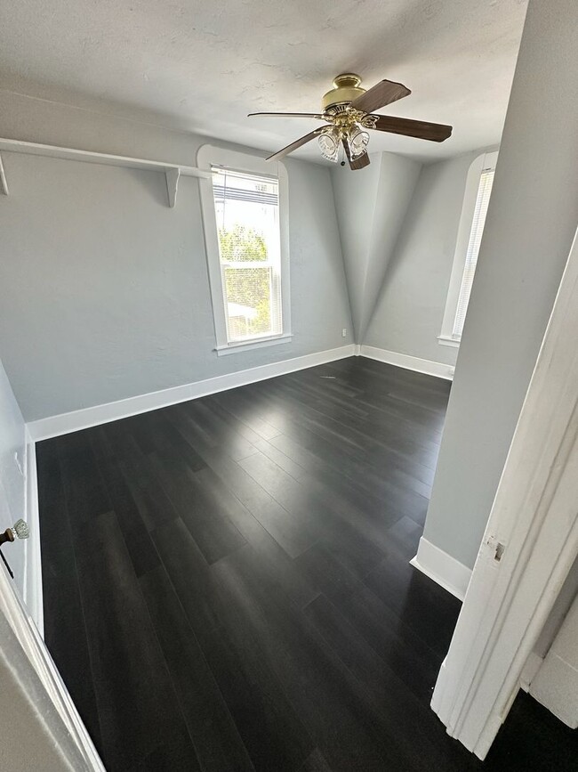 Building Photo - Charming home for rent in Hanford