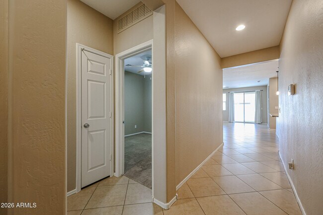 Building Photo - 12041 W Cottontail Ln