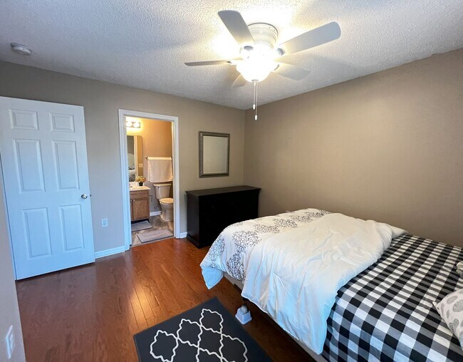 Building Photo - Short Term Rental Now Available!!