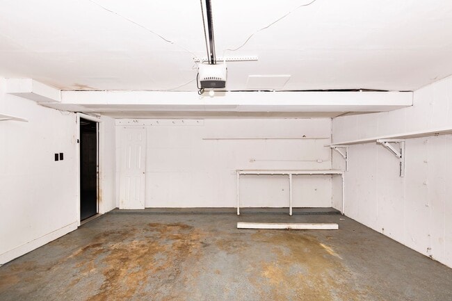 Building Photo - Lovely 3 Bedroom 2 Bathroom Home