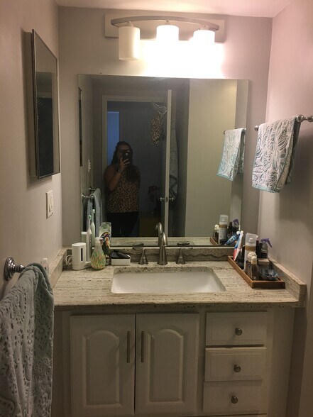 Bathroom - 2001 Hamilton St