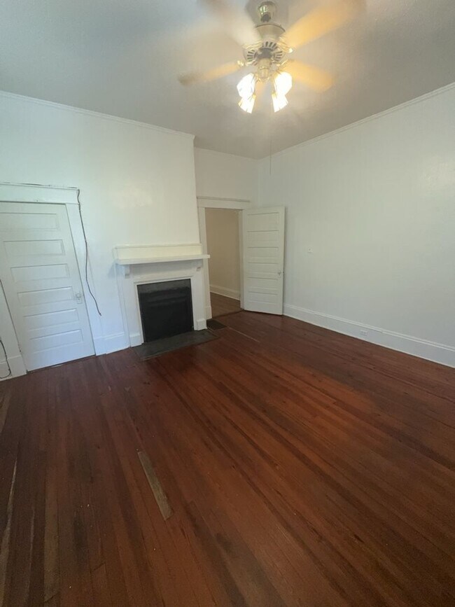 Building Photo - r1919