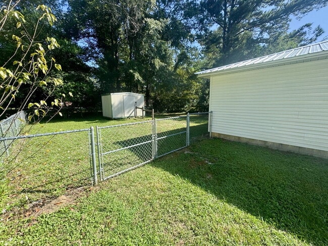 Building Photo - Charming 3BR/2BA home in Dothan, AL - Appliances included, pets are accepted, fenced in backyard ...