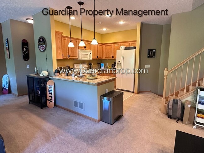 Building Photo - Lakeville 2 Bedroom Town Home, Dishwasher, Fireplace, 2 Car Garage, Garage Bonus Room