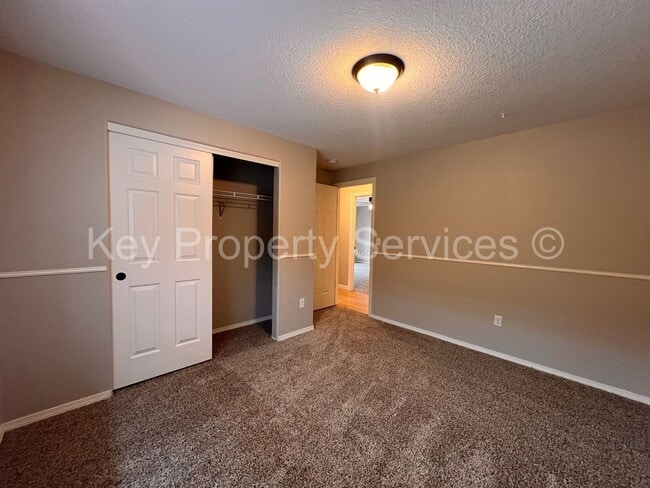 Building Photo - Charming Home in Quiet Image Neighborhood