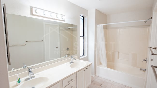 Building Photo - Charming Ahwatukee Home in Gated Community...