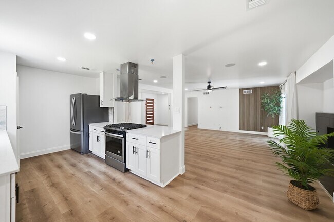 Building Photo - 7765 El Pensador Dr