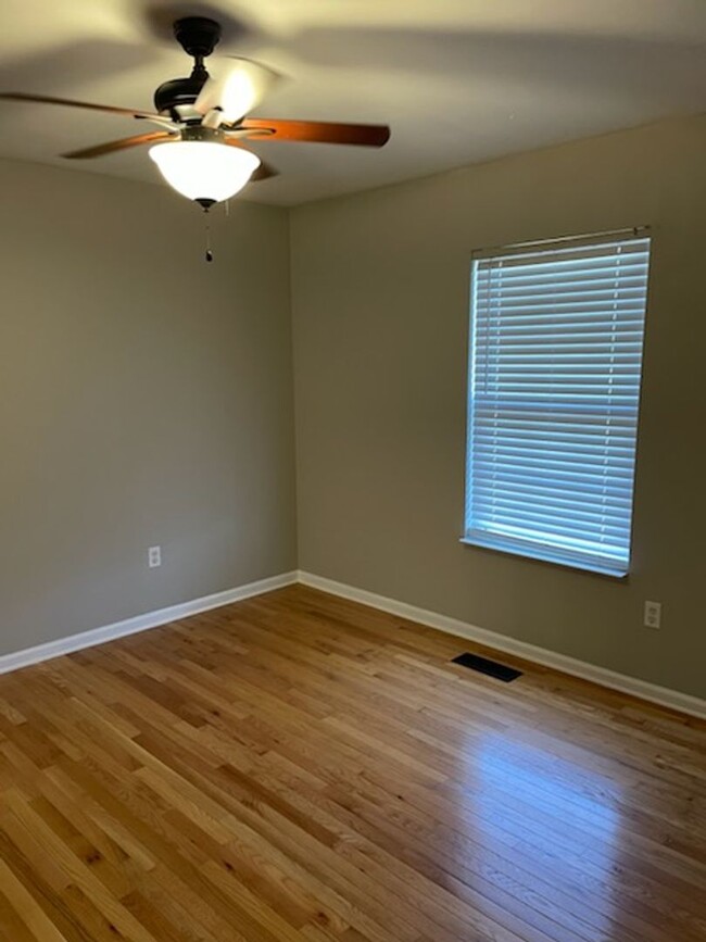 Building Photo - Move in Special- $1000 First Month