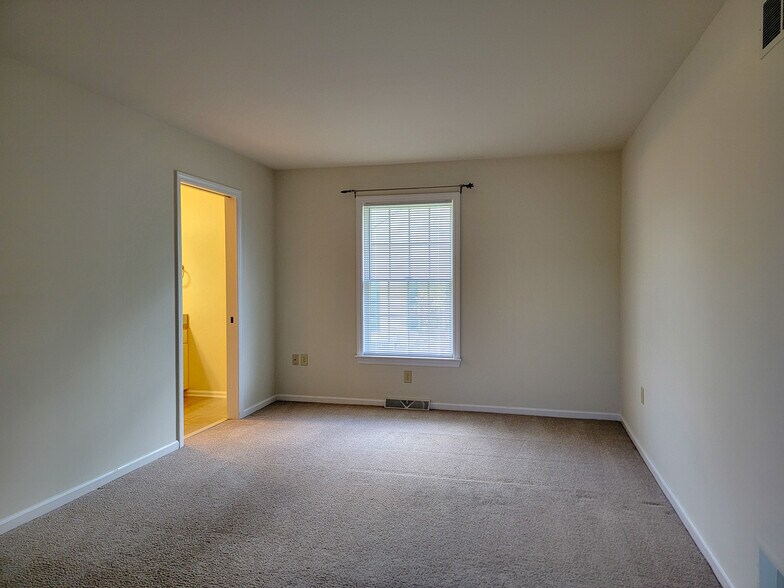 Building Photo - 40 Spring Hill Ln