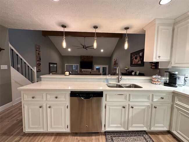 Building Photo - 3850 Knollcrest Dr