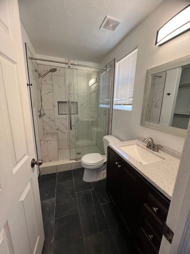 Building Photo - 4 bedroom Home Available