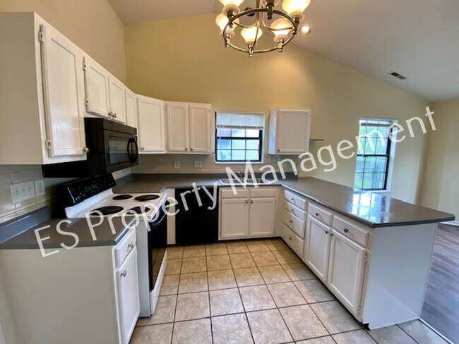 Building Photo - Wonderful 3 Bedroom 2 Bathroom Ranch Style...