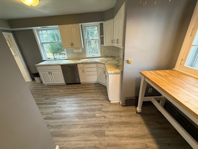 Building Photo - 4 bedroom, 2bath