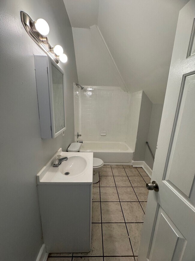 Building Photo - 839 Hutchins Ave