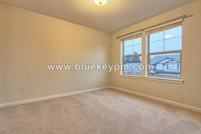 Building Photo - 3 Bed, 2.5 Bath Luxury Pet Friendly Home in Ridgefield