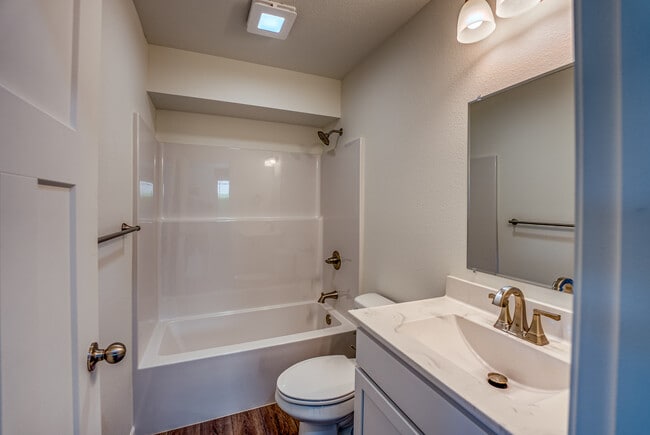 Building Photo - 220 E Sunset Cove Ln