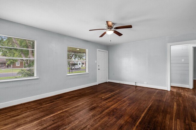 Building Photo - Cozy 3 Bedroom, 1 Bath Home - Spacious Liv...
