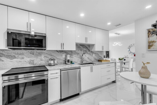 Building Photo - 3901 S Ocean Dr