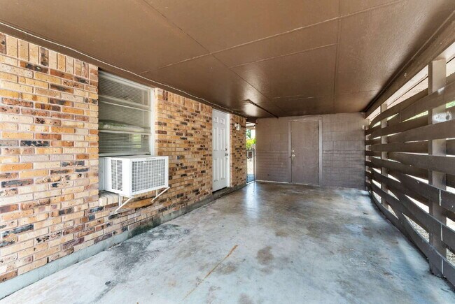 Building Photo - 218 E Villaret Blvd