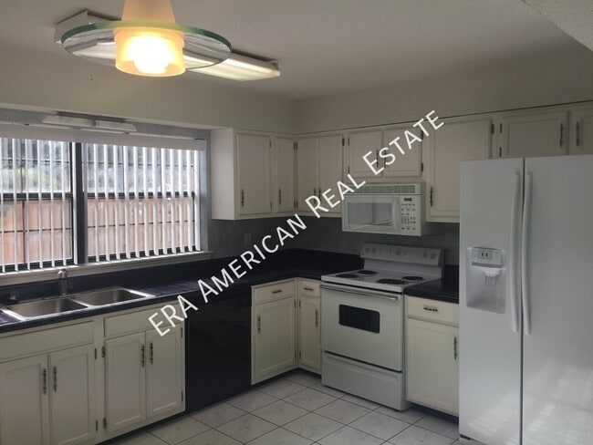 Building Photo - 27 11th St