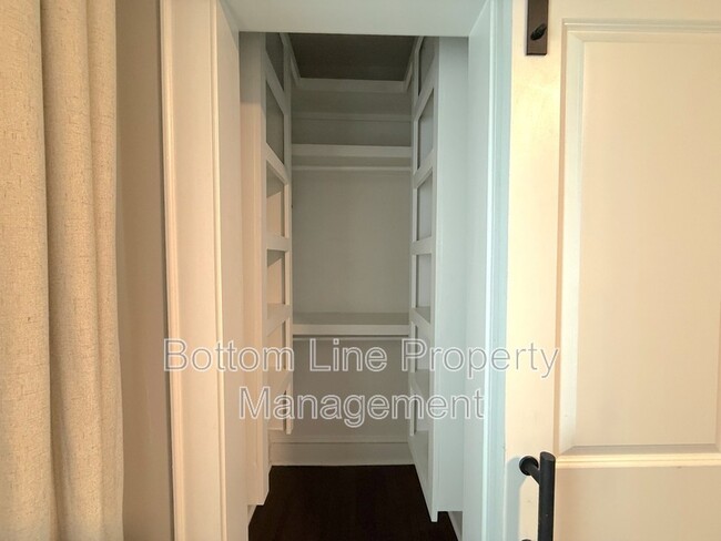 Building Photo - 621 S Summit Ave