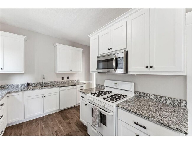 Building Photo - Beautiful 5 Bedroom 3 Bathroom House in MacGroveland