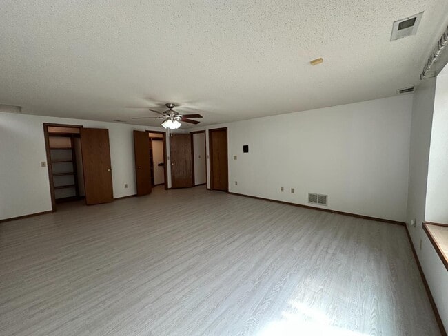 Building Photo - 8541 E Mount Vernon St