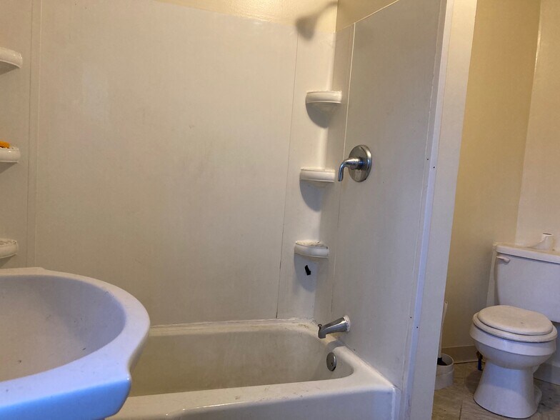 Building Photo - 5801 Lincoln Ave