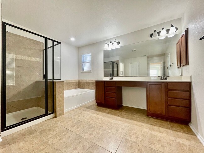 Building Photo - Spacious 4 Bedroom Home with Multiple Livi...