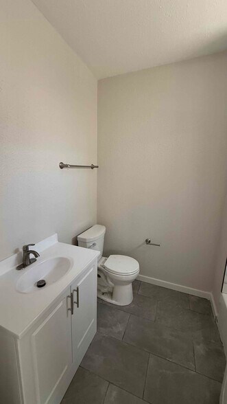 Master Bathroom - 505 Rose Ave