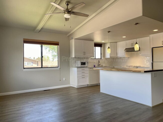 Building Photo - 5945 Breeze Ct